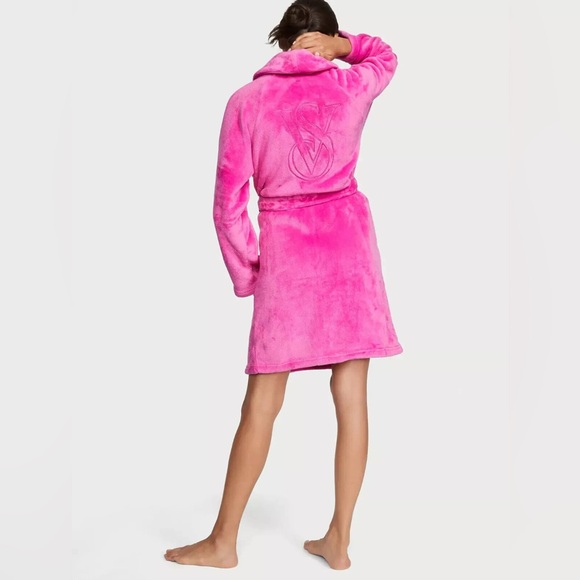 Victoria's Secret Other - NWOT - Victoria's Secret - Fuchsia Plush Robe‎